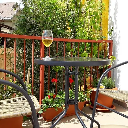 Guest house Aura *